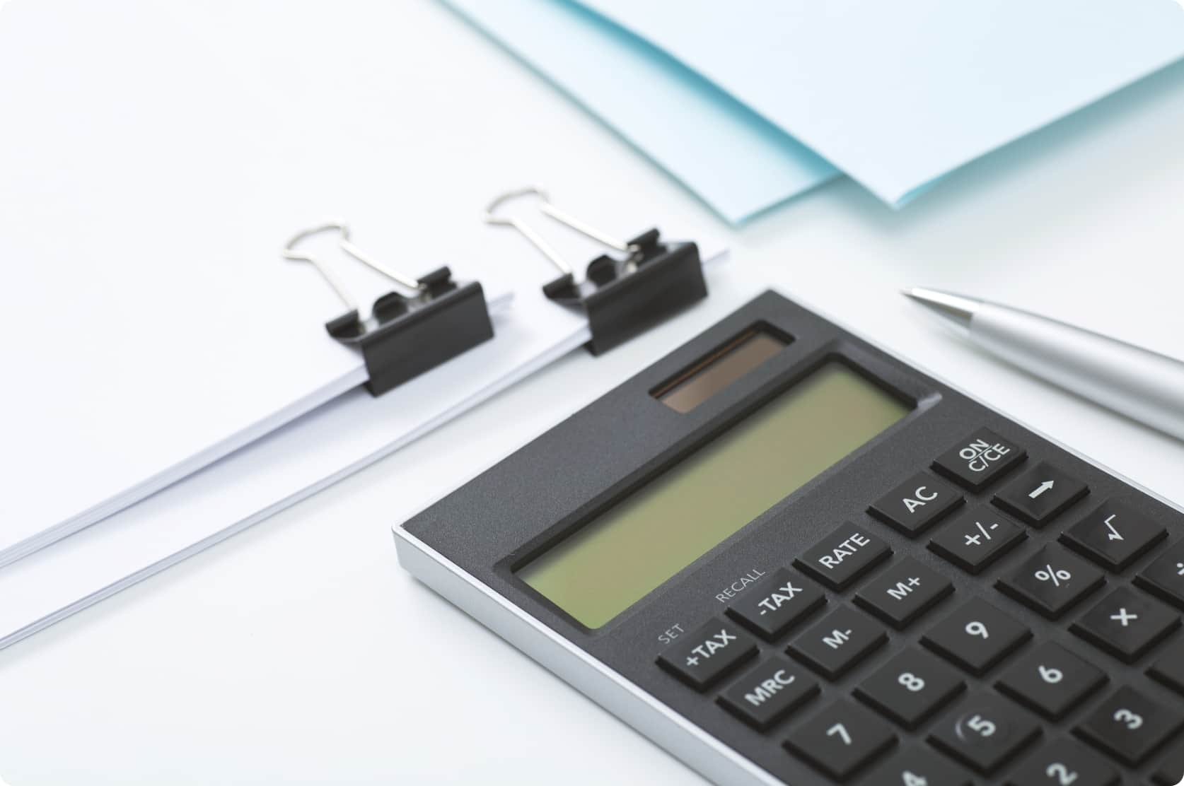 電卓と書類